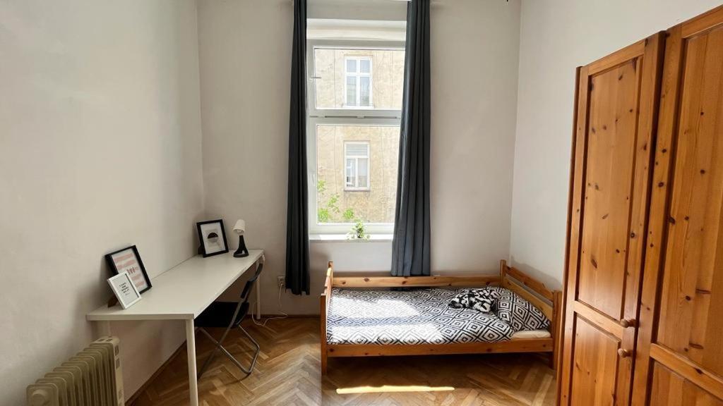 Nice Bedroom Near The Bus And Train Station Krakkó Kültér fotó